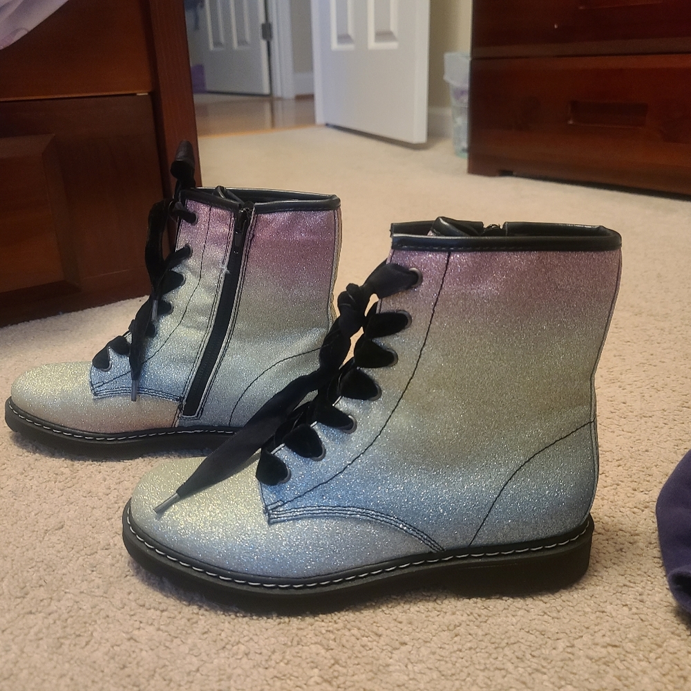 NWOT Eva & Zoe Glitter Boots sz 4